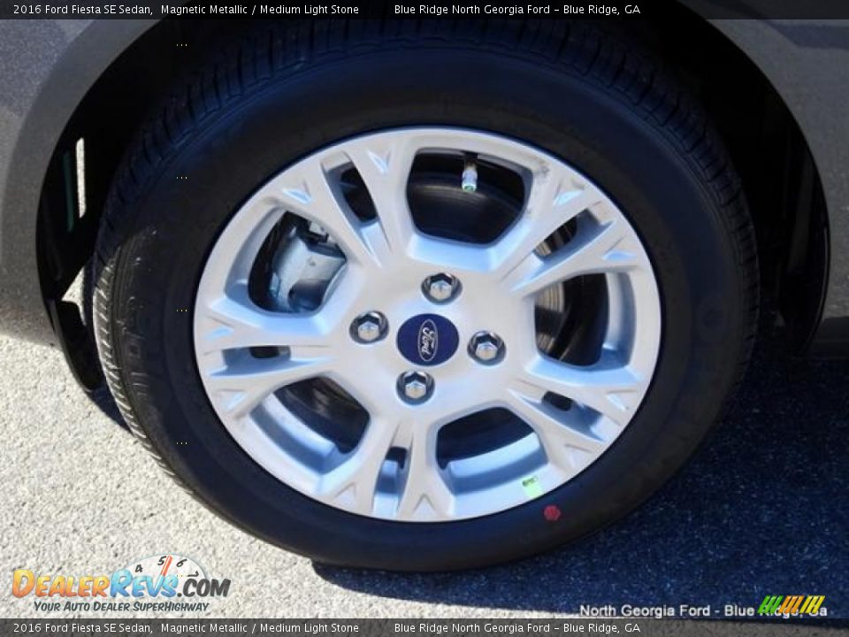 2016 Ford Fiesta SE Sedan Magnetic Metallic / Medium Light Stone Photo #9