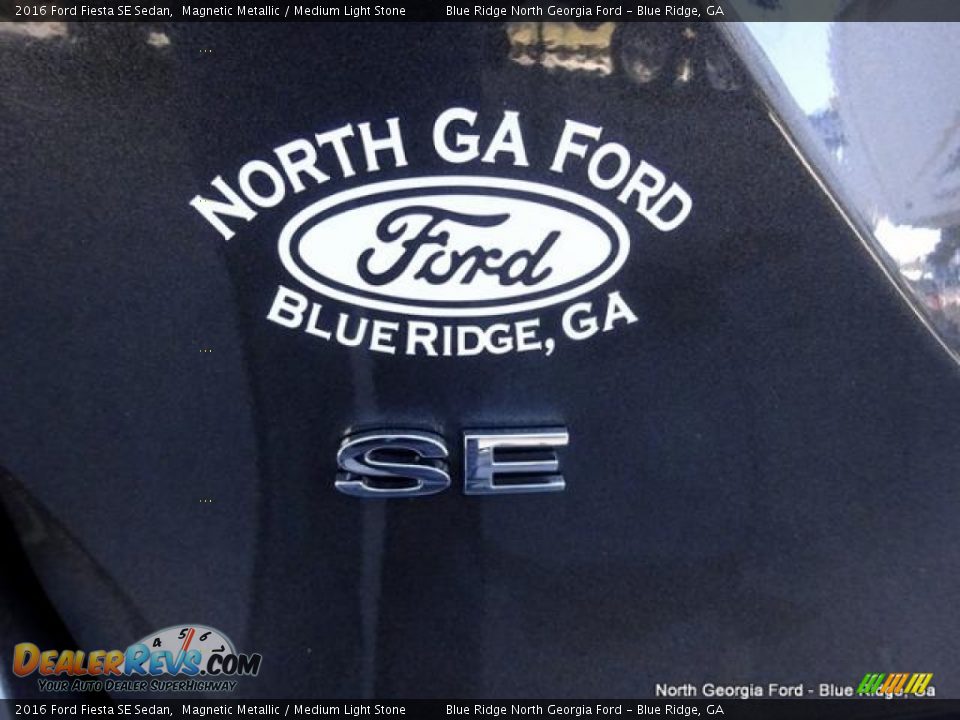 2016 Ford Fiesta SE Sedan Magnetic Metallic / Medium Light Stone Photo #25