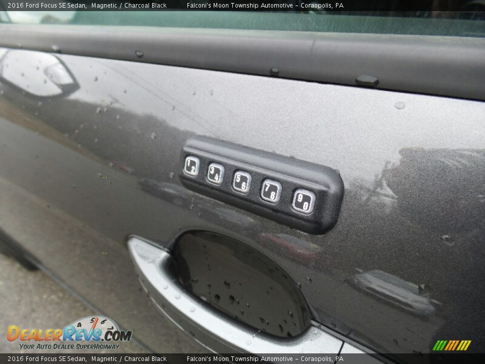 2016 Ford Focus SE Sedan Magnetic / Charcoal Black Photo #9