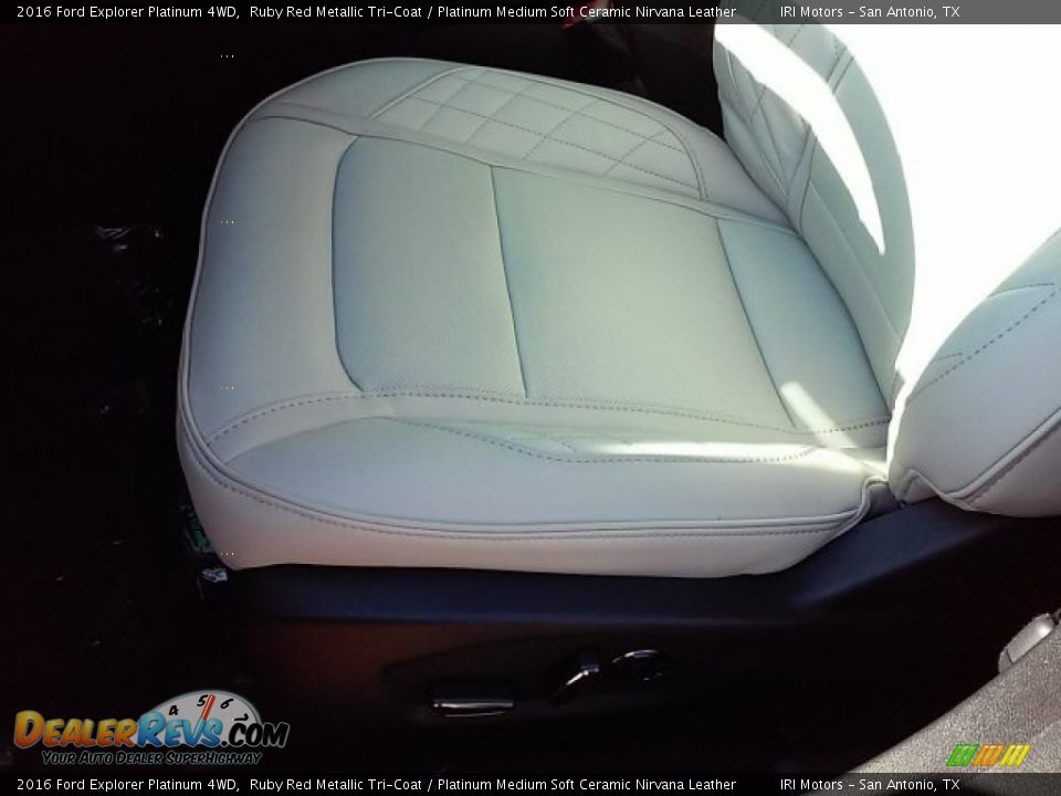2016 Ford Explorer Platinum 4WD Ruby Red Metallic Tri-Coat / Platinum Medium Soft Ceramic Nirvana Leather Photo #36