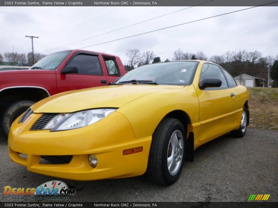 Front 3/4 View of 2003 Pontiac Sunfire  Photo #1