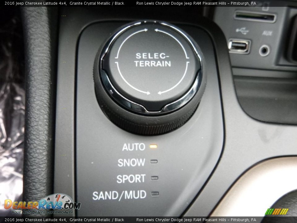 2016 Jeep Cherokee Latitude 4x4 Granite Crystal Metallic / Black Photo #15