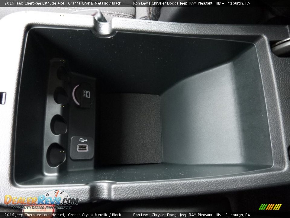 2016 Jeep Cherokee Latitude 4x4 Granite Crystal Metallic / Black Photo #18