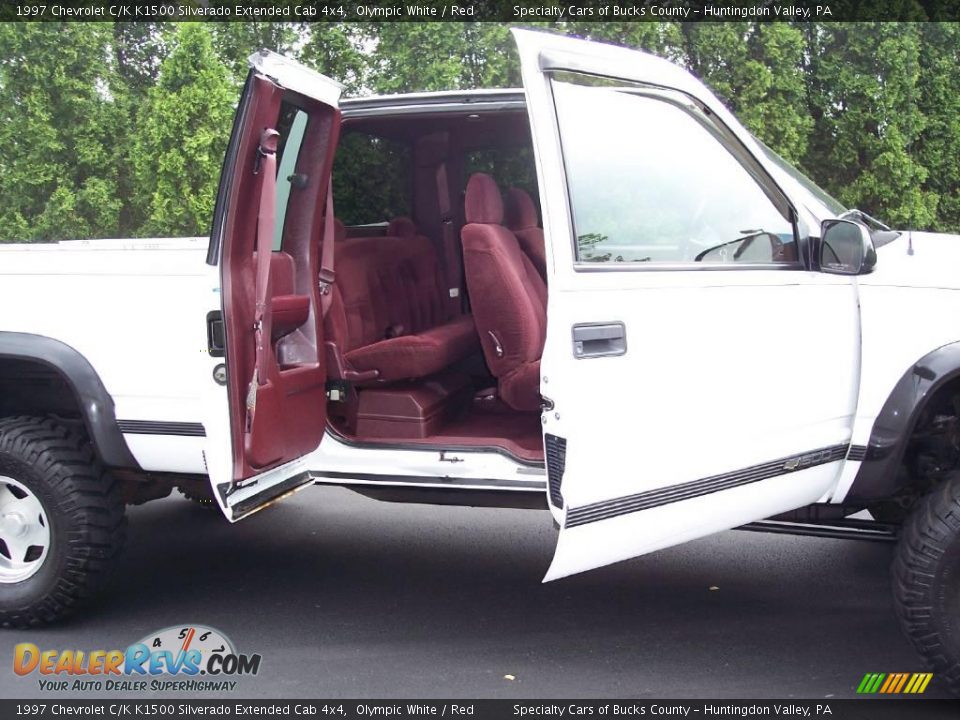 1997 Chevrolet C/K K1500 Silverado Extended Cab 4x4 Olympic White / Red Photo #36