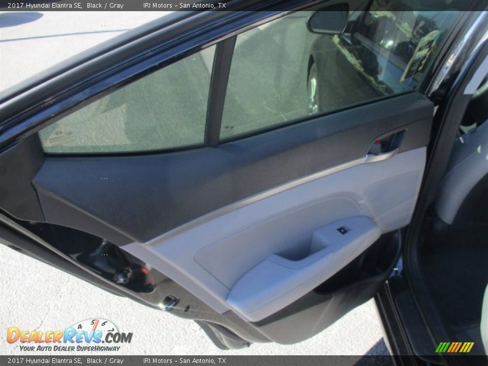 2017 Hyundai Elantra SE Black / Gray Photo #18
