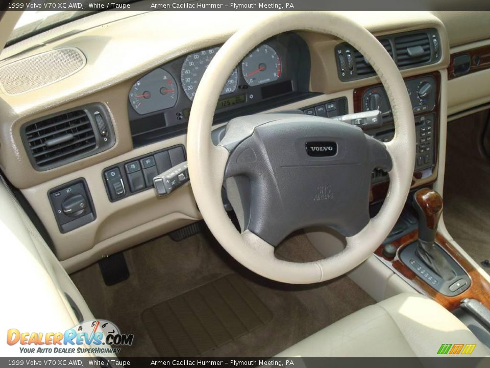 1999 Volvo V70 XC AWD White / Taupe Photo #10