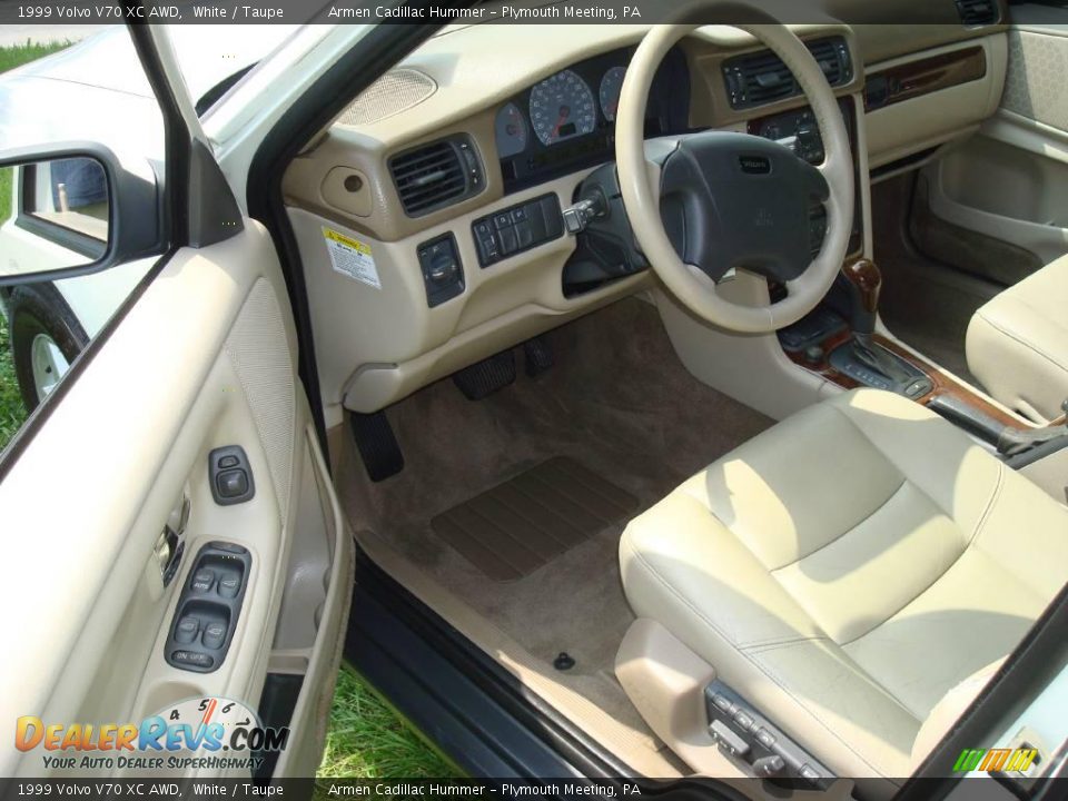 1999 Volvo V70 XC AWD White / Taupe Photo #11