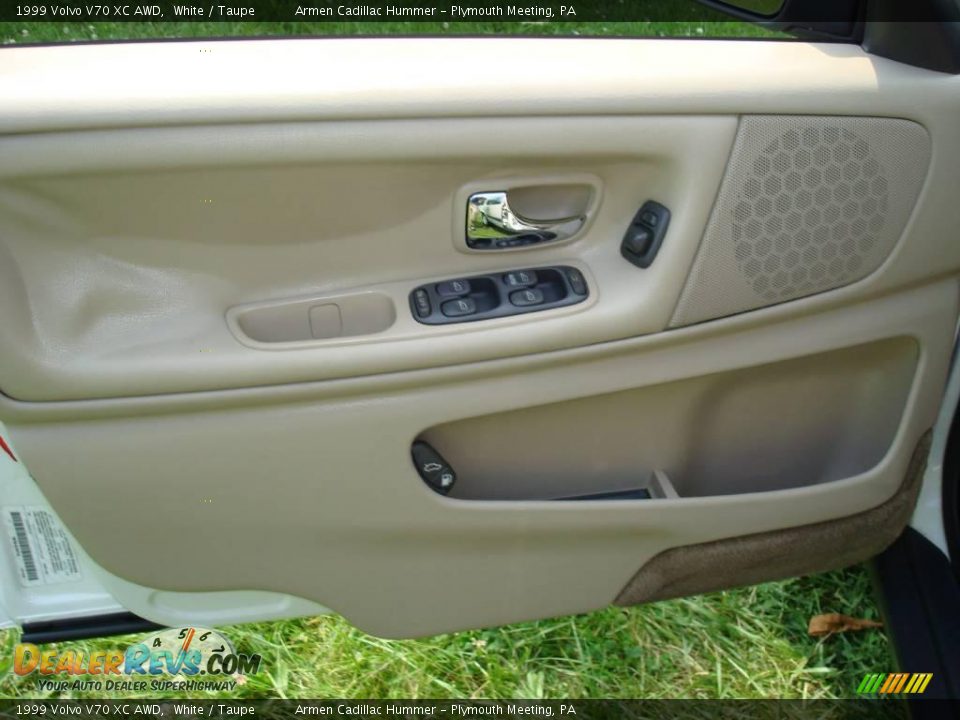 1999 Volvo V70 XC AWD White / Taupe Photo #12
