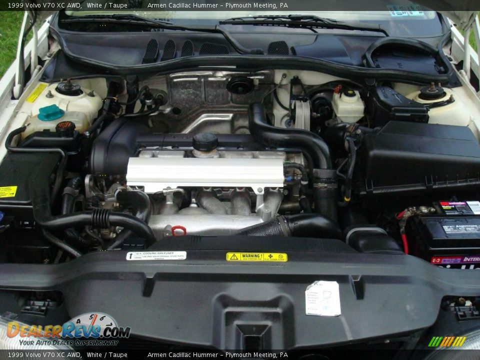 1999 Volvo V70 XC AWD White / Taupe Photo #18