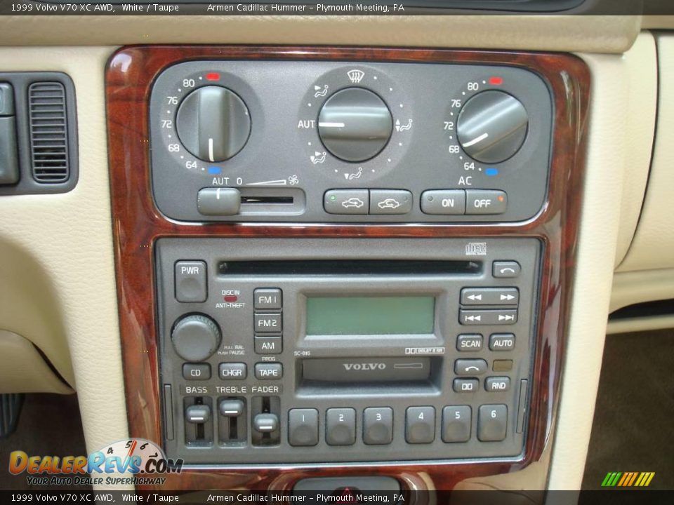 1999 Volvo V70 XC AWD White / Taupe Photo #25