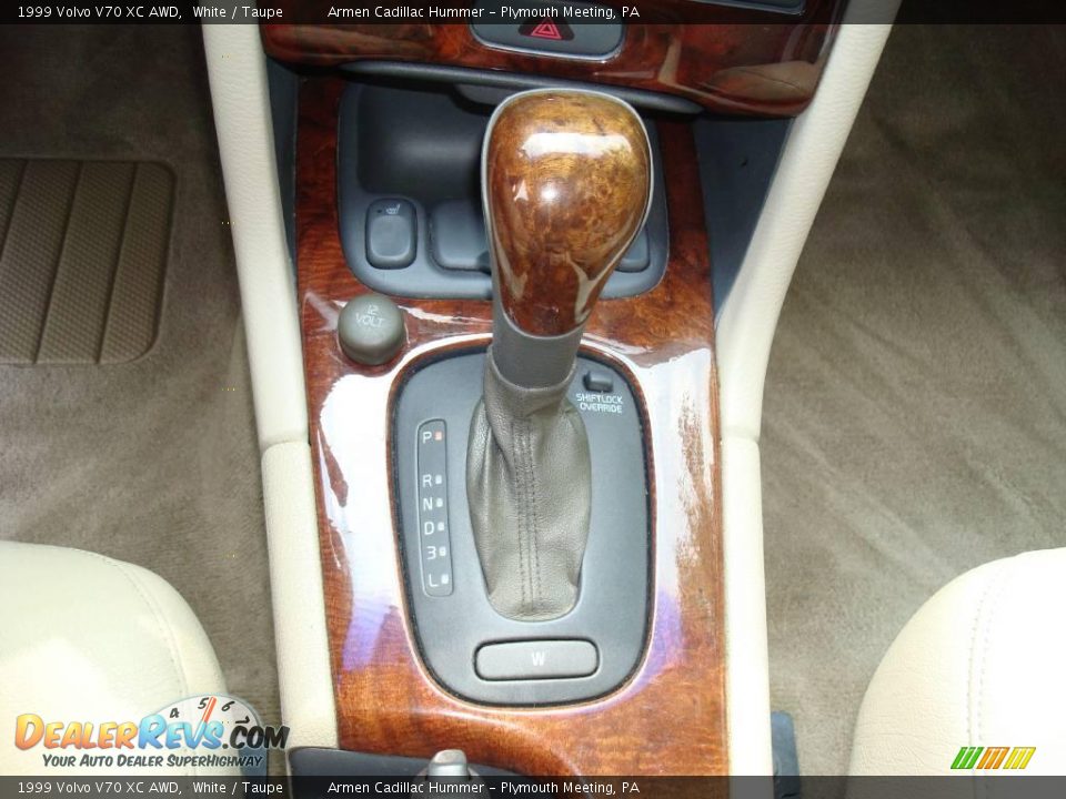 1999 Volvo V70 XC AWD White / Taupe Photo #26