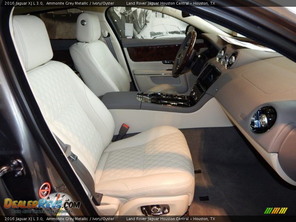 Front Seat of 2016 Jaguar XJ L 3.0 Photo #4