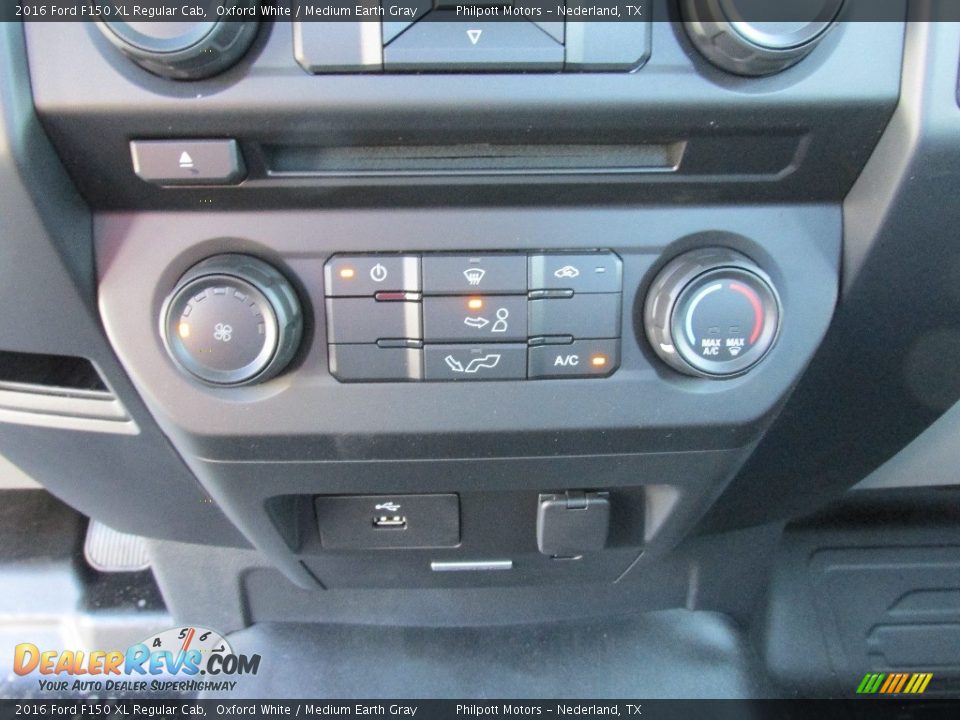 2016 Ford F150 XL Regular Cab Oxford White / Medium Earth Gray Photo #26