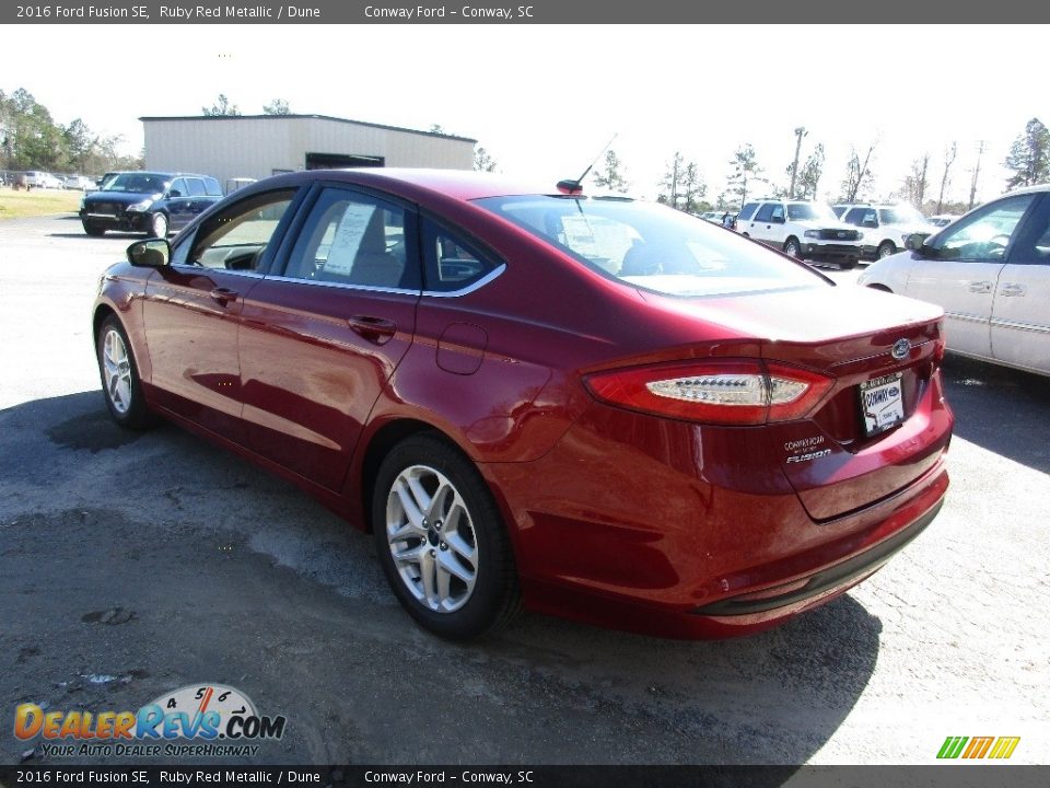 2016 Ford Fusion SE Ruby Red Metallic / Dune Photo #5