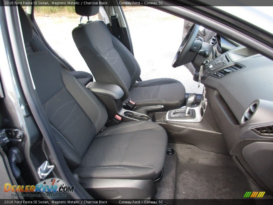2016 Ford Fiesta SE Sedan Magnetic Metallic / Charcoal Black Photo #17