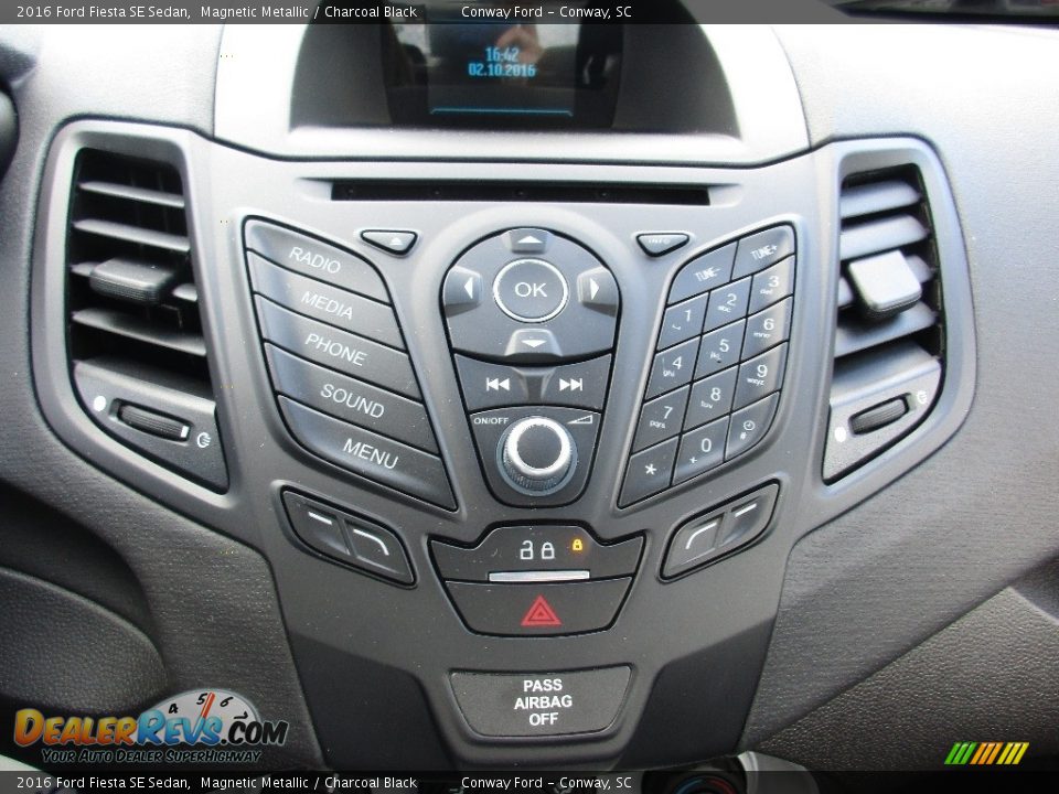 2016 Ford Fiesta SE Sedan Magnetic Metallic / Charcoal Black Photo #22