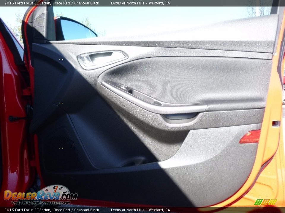 2016 Ford Focus SE Sedan Race Red / Charcoal Black Photo #7
