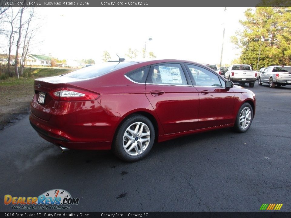 2016 Ford Fusion SE Ruby Red Metallic / Dune Photo #3