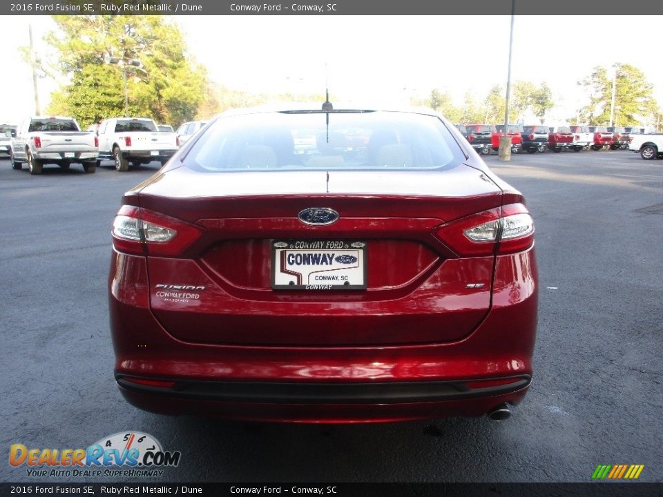 2016 Ford Fusion SE Ruby Red Metallic / Dune Photo #4