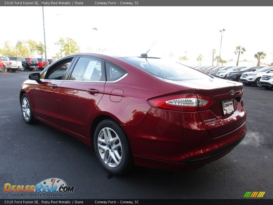 2016 Ford Fusion SE Ruby Red Metallic / Dune Photo #5