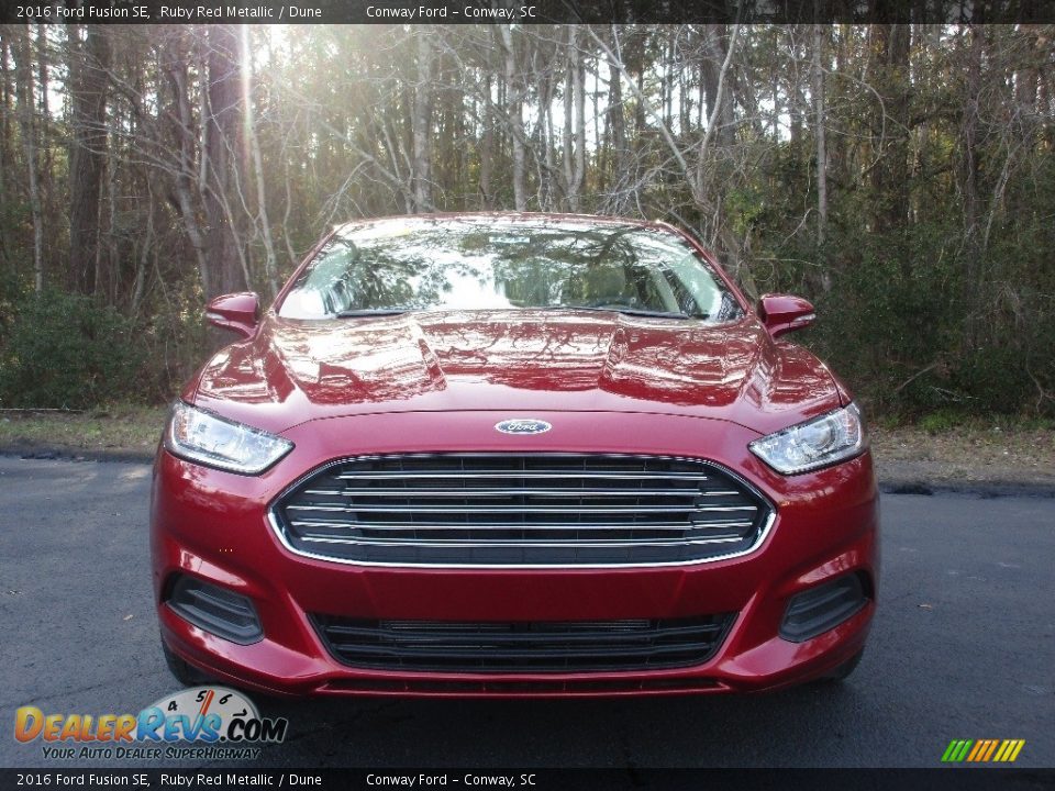 2016 Ford Fusion SE Ruby Red Metallic / Dune Photo #8