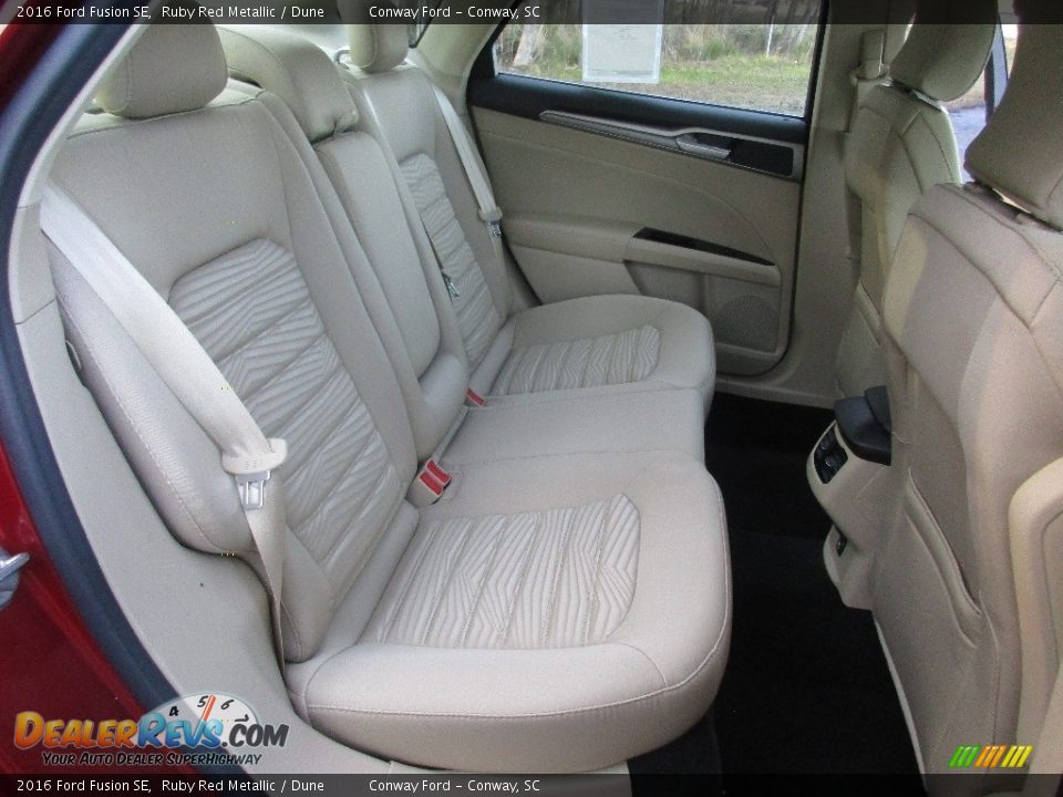 2016 Ford Fusion SE Ruby Red Metallic / Dune Photo #17