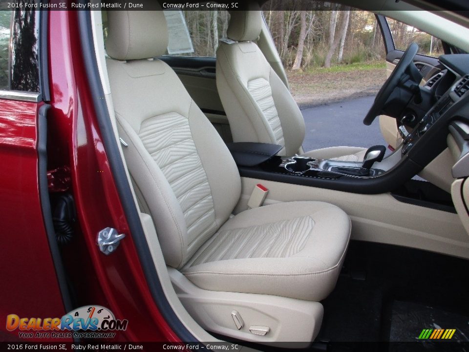 2016 Ford Fusion SE Ruby Red Metallic / Dune Photo #18