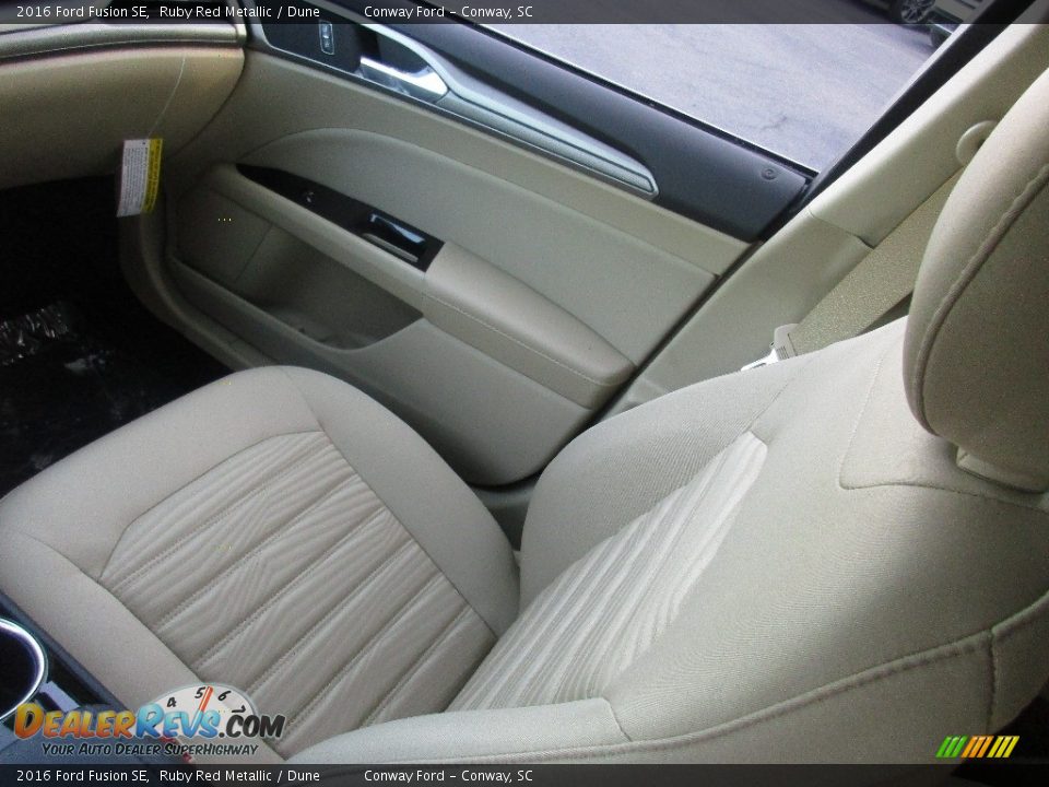 2016 Ford Fusion SE Ruby Red Metallic / Dune Photo #20