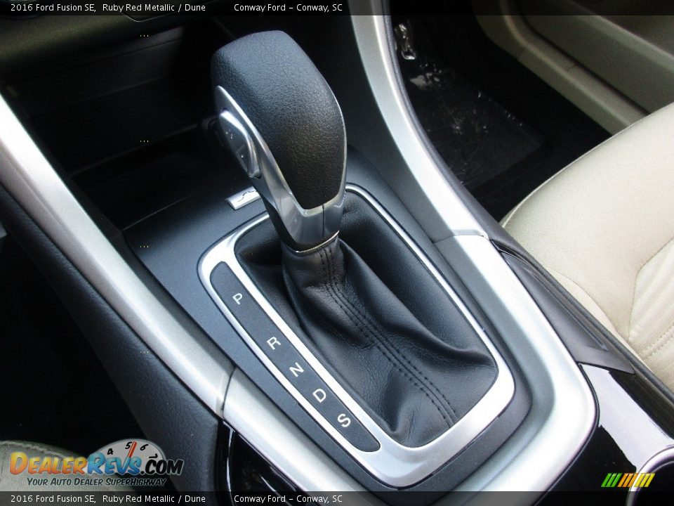 2016 Ford Fusion SE Ruby Red Metallic / Dune Photo #24