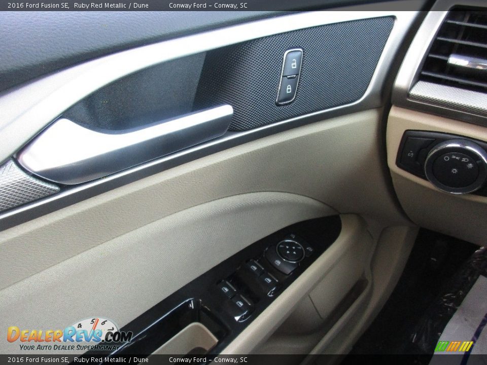 2016 Ford Fusion SE Ruby Red Metallic / Dune Photo #31