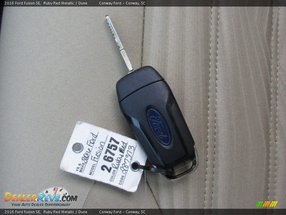 2016 Ford Fusion SE Ruby Red Metallic / Dune Photo #32