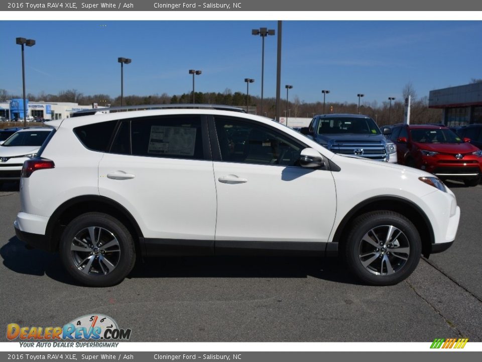 2016 Toyota RAV4 XLE Super White / Ash Photo #2