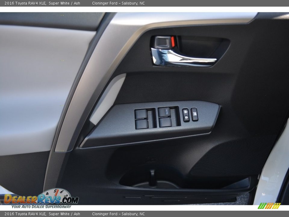 2016 Toyota RAV4 XLE Super White / Ash Photo #5