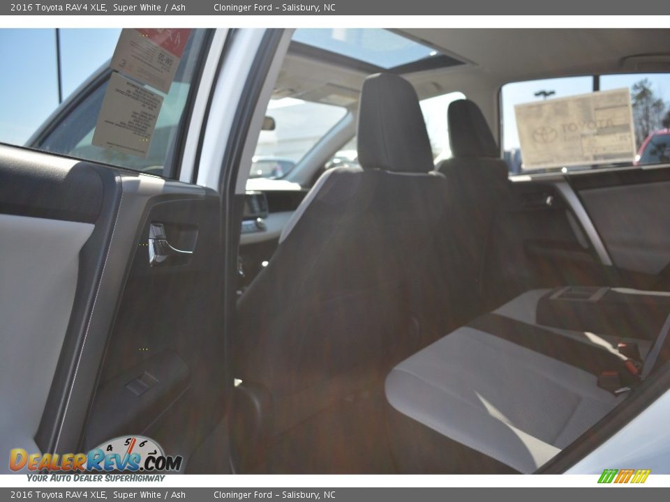 2016 Toyota RAV4 XLE Super White / Ash Photo #9