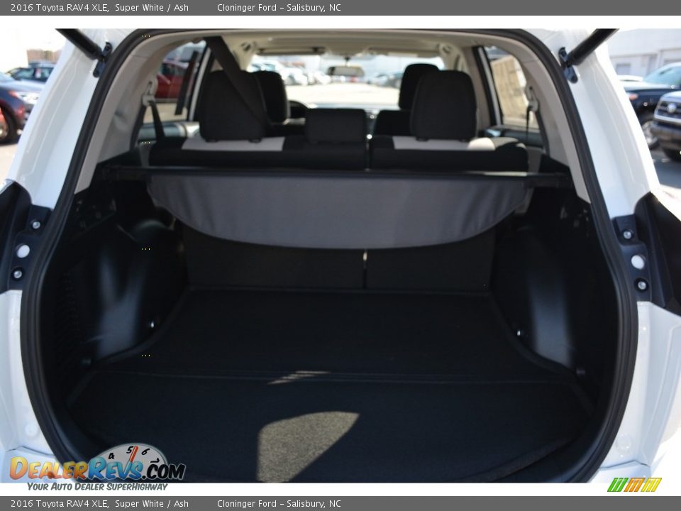 2016 Toyota RAV4 XLE Super White / Ash Photo #10