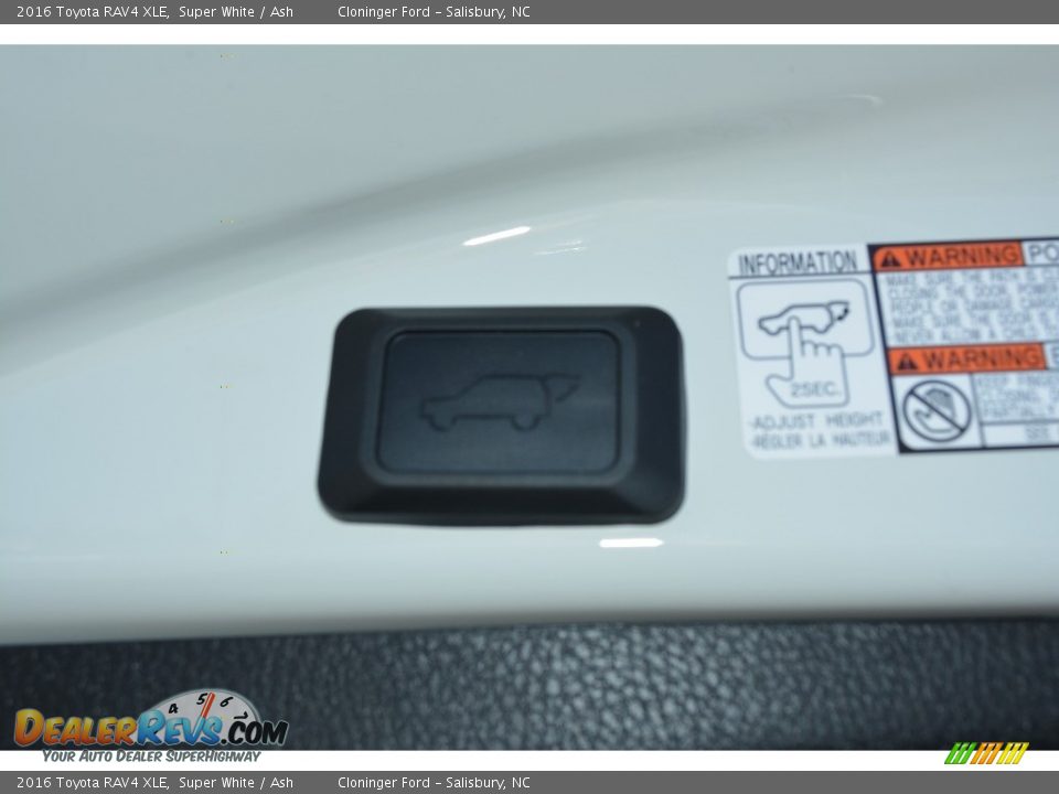 2016 Toyota RAV4 XLE Super White / Ash Photo #11