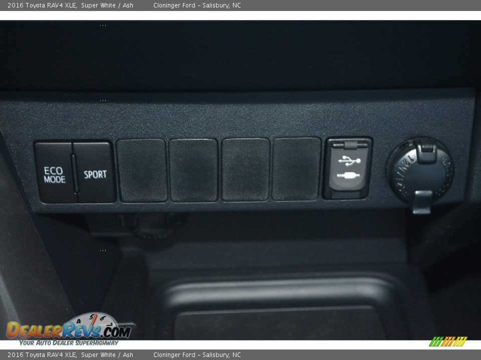 2016 Toyota RAV4 XLE Super White / Ash Photo #16