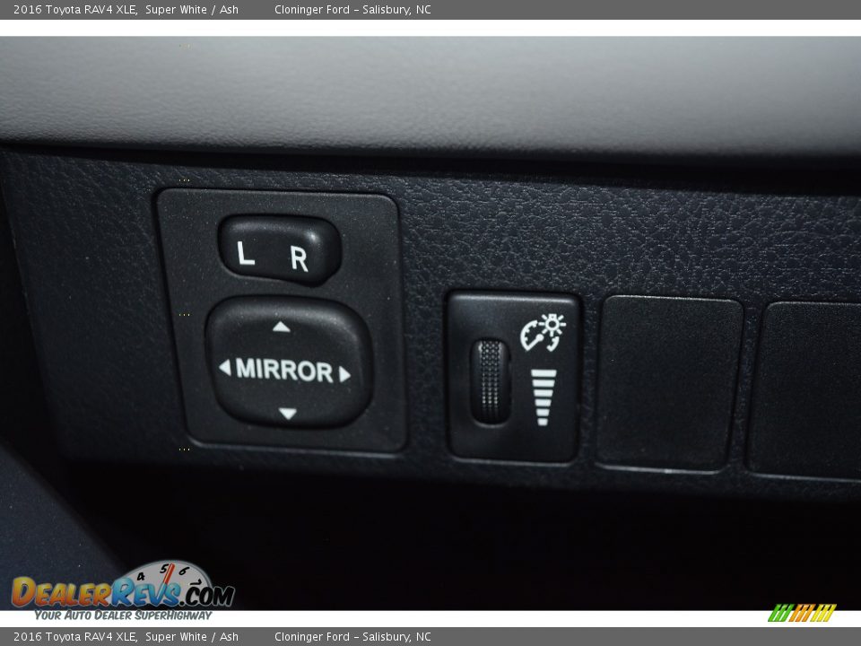 2016 Toyota RAV4 XLE Super White / Ash Photo #20