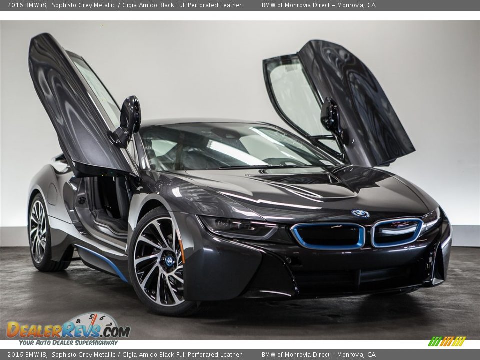 Front 3/4 View of 2016 BMW i8  Photo #3