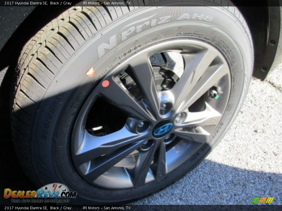 2017 Hyundai Elantra SE Black / Gray Photo #3