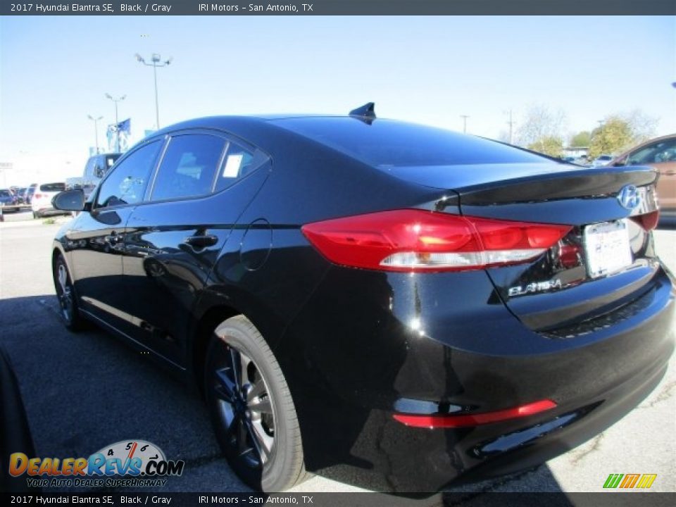 2017 Hyundai Elantra SE Black / Gray Photo #4