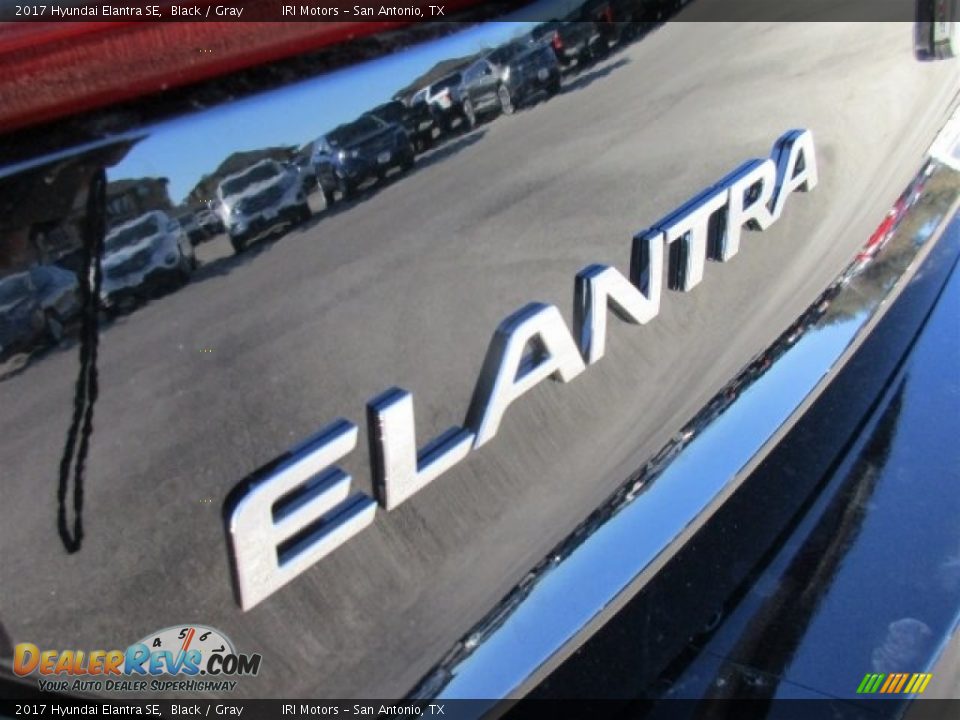 2017 Hyundai Elantra SE Black / Gray Photo #5