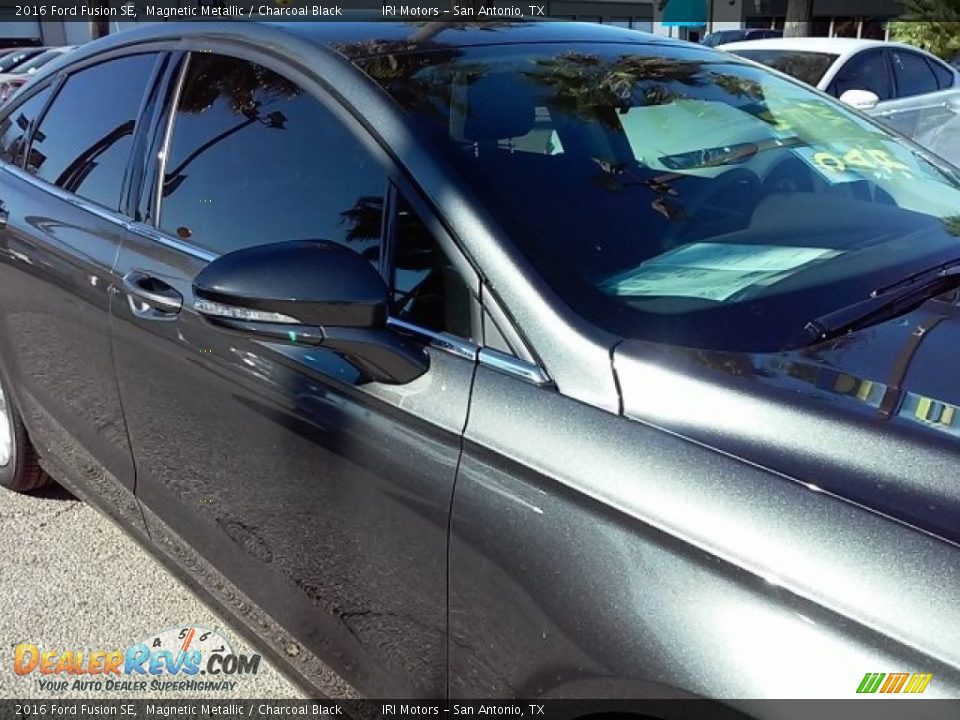 2016 Ford Fusion SE Magnetic Metallic / Charcoal Black Photo #5