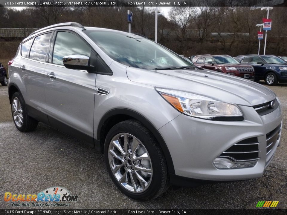 Front 3/4 View of 2016 Ford Escape SE 4WD Photo #8