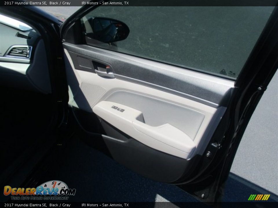2017 Hyundai Elantra SE Black / Gray Photo #12