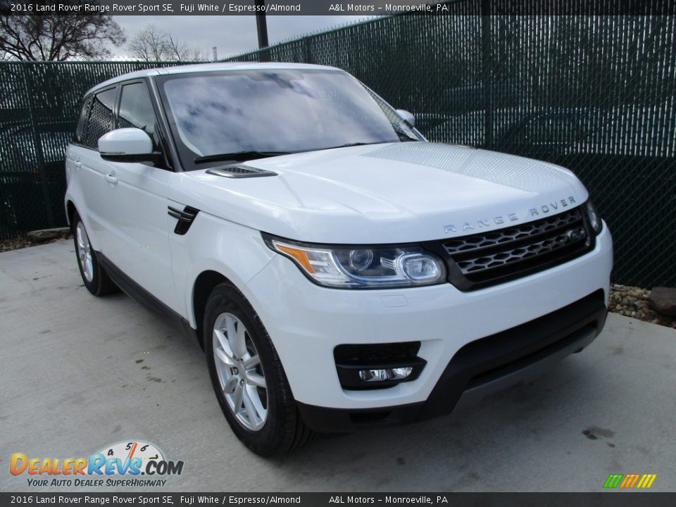 Front 3/4 View of 2016 Land Rover Range Rover Sport SE Photo #5