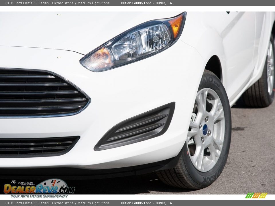 2016 Ford Fiesta SE Sedan Oxford White / Medium Light Stone Photo #2