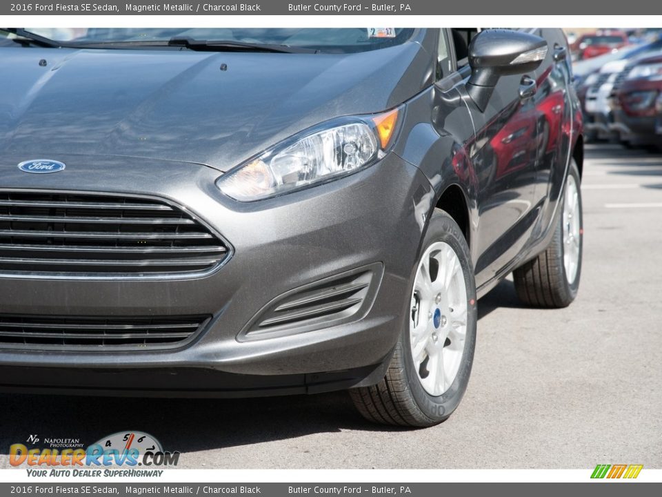 2016 Ford Fiesta SE Sedan Magnetic Metallic / Charcoal Black Photo #2