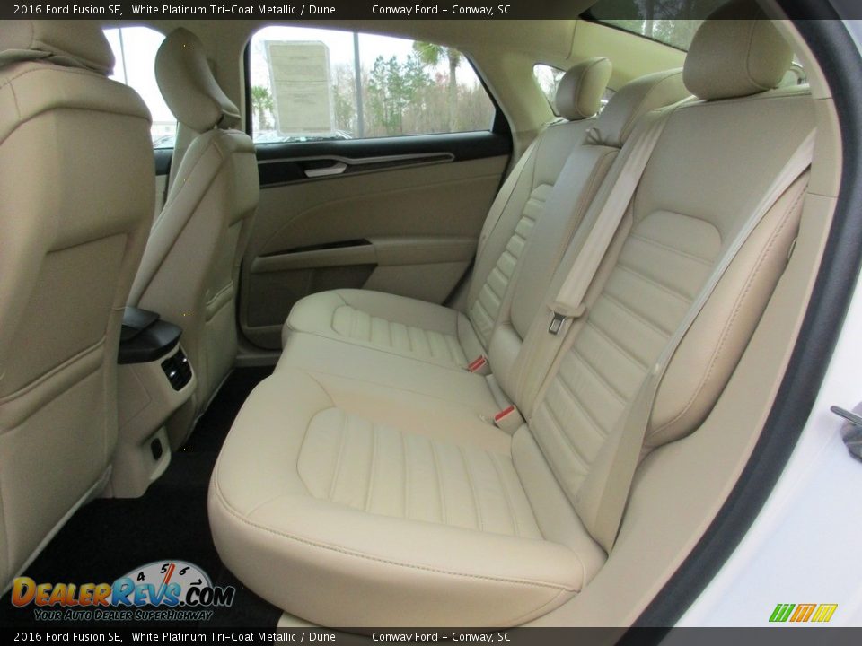 2016 Ford Fusion SE White Platinum Tri-Coat Metallic / Dune Photo #17
