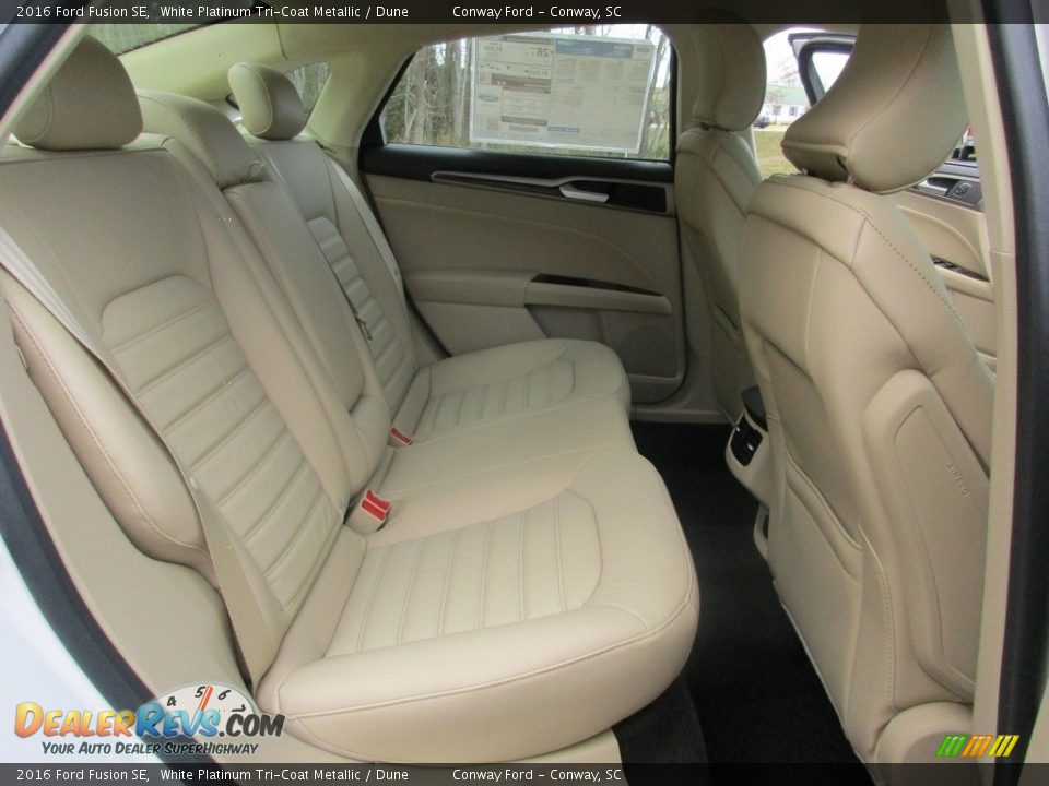 2016 Ford Fusion SE White Platinum Tri-Coat Metallic / Dune Photo #18